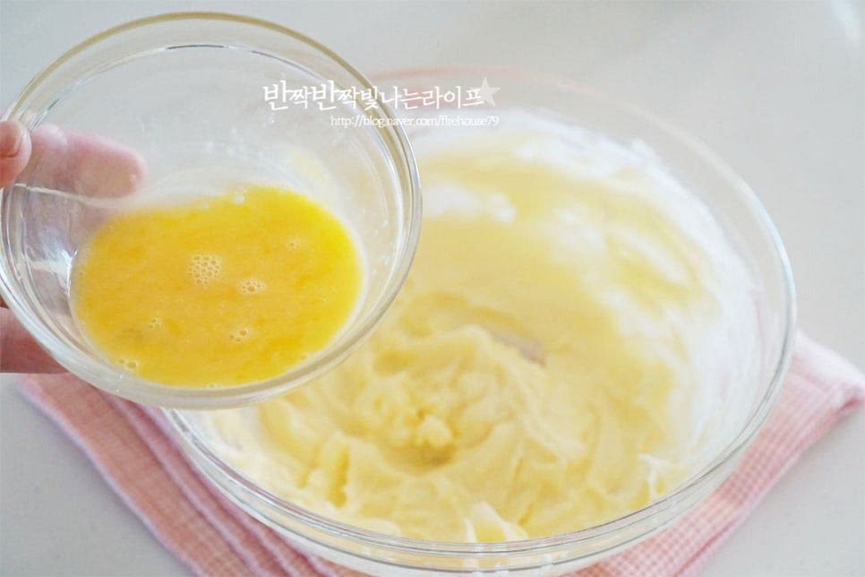 계란에 바닐라익스트랙을 넣고 풀어준 뒤 3번에 나누어 넣어 섞어줍니다. 한 번에 다 넣지 않고 조금씩 나누어 분리되지 않고 섞일 수 있도록 해요. 1/3의 달걀이 모두 섞이면 나머지를 넣어가며 거품기로 저어주어야 분리되지 않게 섞을 수 있습니다.