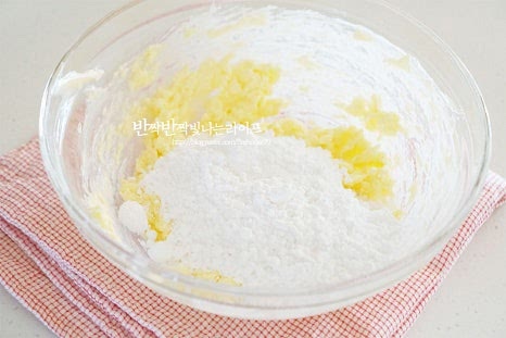 슈가파우더와 설탕을 넣고 섞어줍니다. 거품기로 저어가며 밝은색이 되도록 섞어줍니다.