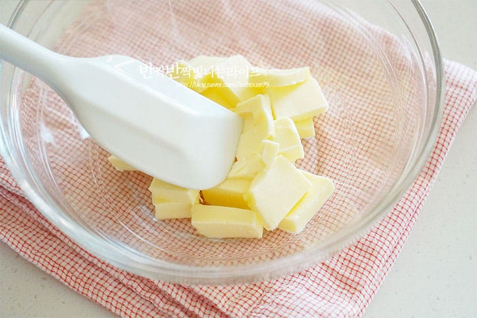 1시간 실온에 두어 냉기를 뺀 뒤 수제로 만들기 시작해요. 버터는 눌러보았을 때 부드러운 정도로 너무 묽지 않아야 합니다. 주걱으로 가볍게 저어 풀어줍니다.