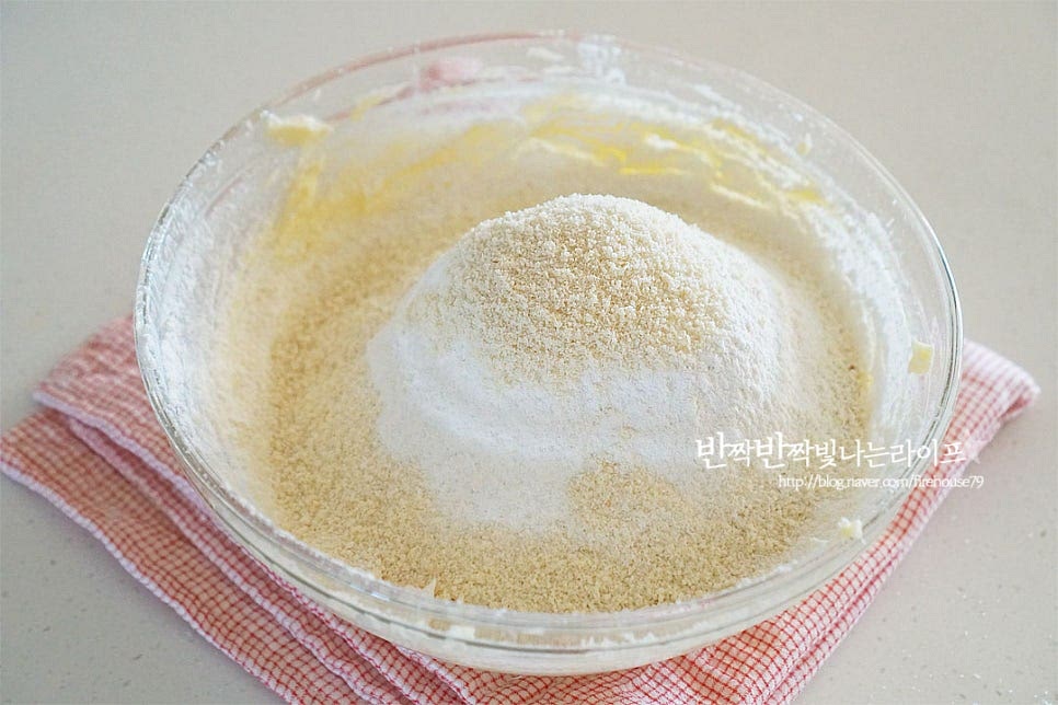 박력분, 아몬드가루, 소금을 곱게 체에 내려줍니다. 아몬드가루는 박력분으로 대체 가능합니다. 주걱을 세워가며 자르듯이 섞어줍니다, 한 덩어리가 되도록 반죽하고 손으로 가볍게 뭉쳐줍니다. 많이 누르거나 오래 반죽하지 않아요.