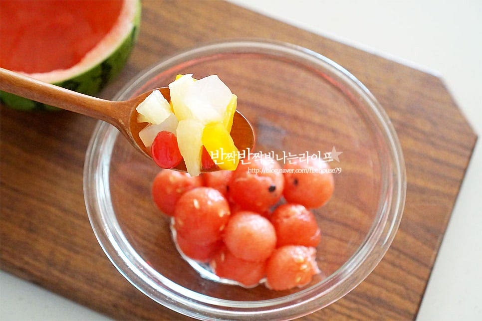 파낸 속과 함께 후르츠 칵테일 2 큰 술 듬뿍 넣어주어요. 달달한 통조림 특유의 맛에 추억이 소환되는 거죠~ 존재였답니다^^ 자두를 사다 둔 게 있어 한입에 먹기 좋게 같이 잘라 넣었어요. 한창 제철인 멜론이나 복숭아, 참외, 블루베리 등 취향껏 다양하게 넣어주시면 다채롭게 맛보실 수 있어요. 수박화채 우유 + 사이다 조합은 오리지널 스타일이죠~ 밀키스를 넣으셔도 좋아요. 우유 1컵에 사이다 1/2컵 넣어주었어요. 더 시원하게 드시려면 미리 우유를 지퍼백에 얼려주시면 더 좋고요~ 사이다는 기호에 따라 가감하여 주시면 됩니다. 당도가 낮은 편이라 꿀을 약간 더해주었어요. 과일의 당도에 따라 꿀이나 설탕 넣어주시면 달콤하게 맛보실 수 있어요. 통조림 과일 국물 2 큰 술 넣어 단맛 풍미 살려주고요~ 레몬즙 1/2 큰 술도 넣어주었어요. 레몬의 상큼함이 더해지면 조화롭게 어우러진답니다. 레몬즙은 생략 가능해요. 여기서 포인트는 기본 재료에서 취향껏 재료를 가감하여 맛을 내어주시면 되어요. 과일 맛이 스며든 국물이 진국이에요^^ 볼에 먹음직스럽게 담아주면 여름 휴양지에 온 기분으로 시원하게 맛보실 수 있어요. 비주얼부터 정말 카페 못지않게 근사하죠. 영상도 같이 담았어요. 여름의 맛 보기만해도 사각사각 식감이 느껴지죠. 시원하게 음료와 같이 즐길 수 있어 좋고, 저와 같이 단맛이 부족한 과일에 생명을 넣어 살리는 맛이랍니다. 수박화채 만드는 법 집에서도 여름휴가 온 기분으로 시원하고 달콤하게 즐겨보아요. 맛있게 만들어 드세요^^ 끄읕 !