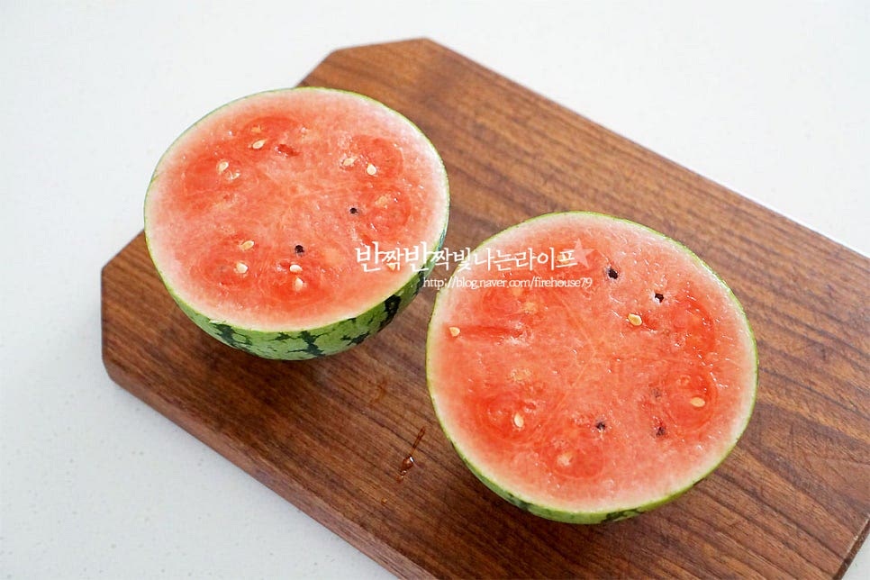 작은 사이즈의 애플 품종을 사 와서 속을 파내어 그릇으로 먹음직스럽게 담아보았어요. 여럿이 먹는다면 큰 수박을 갈라서 그릇으로 활용하셔도 좋고, 먹을 만큼 잘라서 넣으셔도 되고요. 저는 1/2통으로 만들었어요. 껍질을 그릇처럼 담을 것이라 바닥면을 조금 잘라내어 평평하게 만들어 줍니다. 작은 스쿱이나 숟가락을 활용하여 동글동글 모양을 내어 주었어요. 사각으로 한입에 먹기 좋게 썰어주셔도 좋아요. 취향껏 잘라주셔요~ 속을 깔끔하게 파서 정돈해 주었어요.