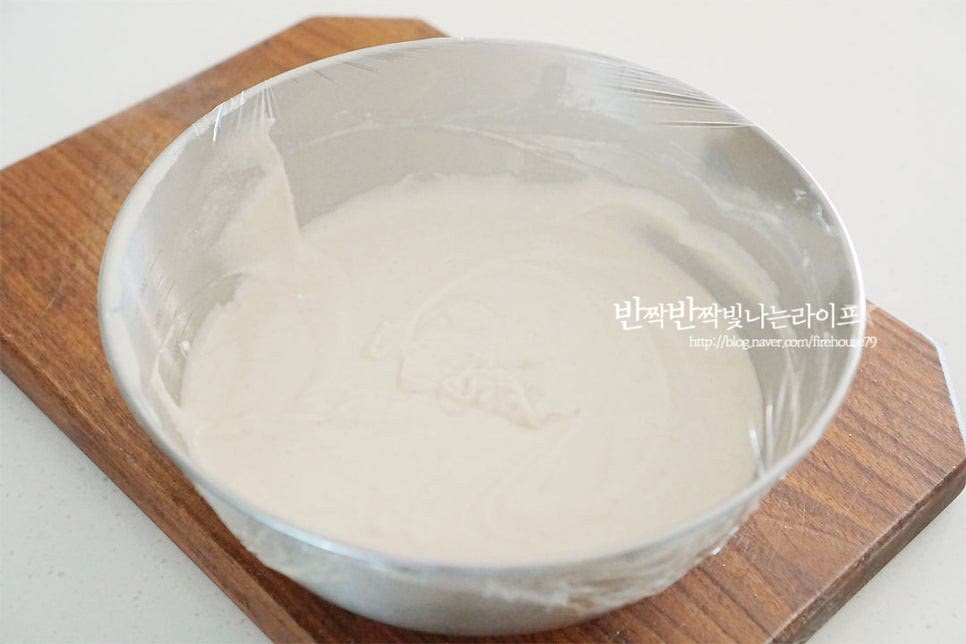 랩을 씌워 1시간 정도 발효해 줍니다. 따뜻한 곳에 두었더니 기포가 퐁퐁 발효가 잘 되었어요. 찜기에 젖은 면포를 깔고 반죽을 담은 뒤 곁들일 토핑도 같이 올려줍니다. 저는 슬라이스 아몬드와 건포도 넣어주었어요. 건포도가 들어가면 달달한 게 잘 어울려요. 콩배기가 있다면 같이 넣음 달달하니 딱이에요~ 김이 오른 냄비에 올려 40~50분 정도 쪄줍니다. 5분 정도 뜸을 들인 뒤 열어보니 맛있게 잘 익었어요. 찜기 대신 전기밥솥 찜기능으로 만드셔도 됩니다. 바로 만들어 뜨거울 때 먹음 포슬포슬한 특유의 식감과 구수하고 담백한 보리술빵 맛이 매력이랍니다. 설탕을 너무 많이 넣지않아서 특유의 담백한 맛이 더 깊어요. 영상도 같이 담았어요. 어렸을 때 맛보았던 추억의 간식이라 집에서 이렇게 만들어 먹으니 또 새롭고 맛있는 것 같아요. 아이가 먹을 땐 우유 양을 늘이고 술양을 줄여서 만들면 구수하게 잘 먹더라고요~ 구수한 막걸리 술빵만들기 집에서 맛있게 만들어 드세요^^ 끄읕 !