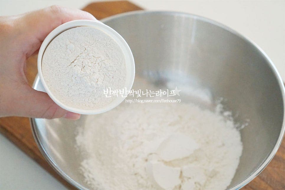 보릿가루로 구수한 향을 살려 만들었어요. 먼저 큰 볼에 보릿가루 250g을 담아줍니다. 시판용 떡을 만드는 가루로 만드신다면 이스트를 따로 넣으실 필요가 없어 제품에 적힌 계량에 따라 만드시면 되고 저와 같이 생가루로 만들 땐 이스트를 넣고 간을 해줍니다. 우유는 따뜻한 정도로 데운 뒤 이스트와 설탕, 소금을 넣고 잘 녹여 준비해 줍니다.