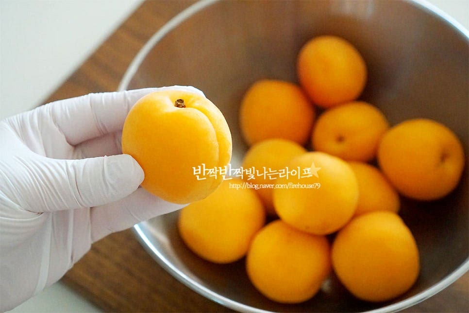 살구의 고운 색감만 보아도 기분이 절로 상큼해지는데요. 더워지는 계절 만나는 향긋함에 늘 이맘때면 저장해서 먹기 위해 잼이나 과일청을 만들게 되는 것 같아요. 가장 먼저 세척하여 줍니다. 껍질째 만들어 줄 것이라 식초나 베이킹소다로 깨끗하게 씻어주시면 됩니다. 잠길 정도로 물을 붓고 식초 1½ 큰 술을 희석하여 줍니다. 살살 흔들어 준 뒤 찬물로 두세 번 더 흔들어 헹구어 줍니다. 세척 후 물기를 완전히 제거해 줍니다. 과도로 반으로 칼집을 넣어주면 자연스럽게 반으로 잘라져요. 씨와 분리하기 정말 손쉬운 게 자두나 복숭아와 비슷해 보이지만 반으로 자르기만 해도 씨가 자연스럽게 분리된답니다. 과육이 붙어있지 않아 그냥 반으로 쓱 잘라주면 되어 간단하죠^^ 이대로 드셔도 좋지만 저장해두고 먹기 위해 조금 더 잘게 잘라줄 것이에요. 꼭지 부분의 거뭇한 것만 잘라내어 제거해 주고요~ 반으로 자른 과육을 4~6등분 하여 줍니다.