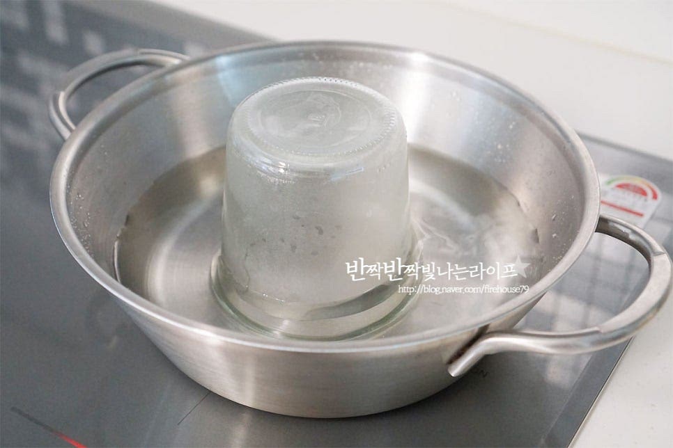 열탕 소독한 유리병에 담아 한 김 식힌 뒤 냉장 보관해 줍니다. 주황색의 고운 색감만큼이나 새콤달콤함이 매력이에요. 여름에 딱 어울리는 그런 맛이죠. 다양한 종류의 과일쨈이 있지만 더운 날 맛보는 살구가 제일이에요. 영상도 같이 담았어요. 빵이나 크래커와 같이 먹는 것도 좋아하지만 요거트에 곁들여 먹음 상큼함 정말 잘 어울려요. 요거트 좋아하신다면 같이 드셔보세요~ 여름의 맛 살구잼 새콤달콤 맛있게 만들어 드세요^^ 끄읕 !