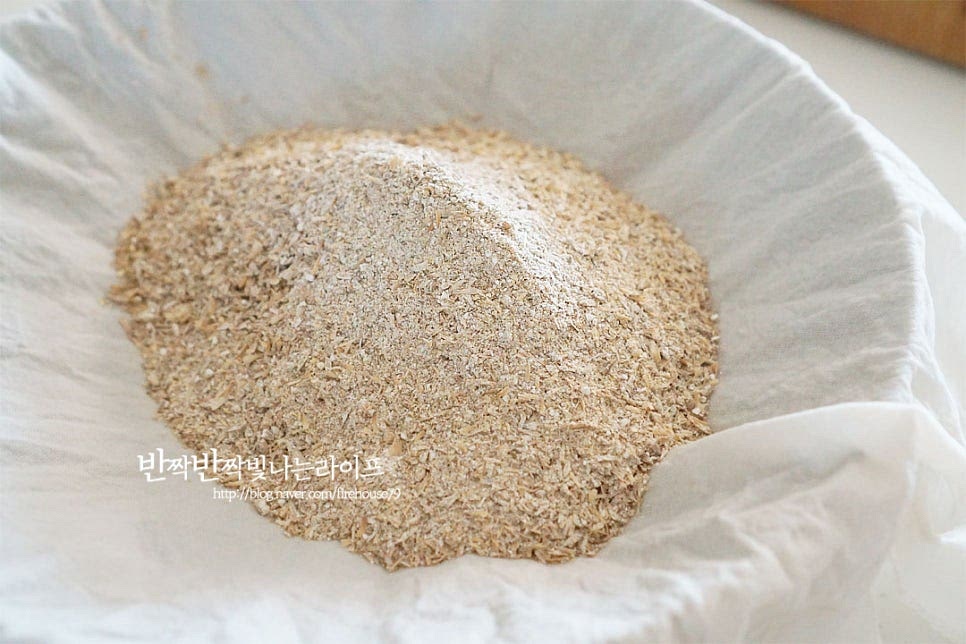 면포 또는 주머니에 엿기름을 넣어줍니다. 물에 넣고 우려줄 것이라 하얗고 고운 가루가 많은 것이 조리하기도 좋고 더 진하게 우러납니다. 큼직한 크기의 볼에 엿기름 주머니를 넣고 따뜻한 물 2L를 부어줍니다. 이 때 물의 온도는 뜨겁게 끓는 것이 아닌 만져보았을 떼 따뜻한 정도로 준비하여 발효를 도울 수 있도록 합니다. 조물조물 주물러가며 진한 엿기름물을 내어줍니다. 잠시 따뜻한 물에 담가 불린 뒤 주무르면 더 잘 우러납니다. 면포나 주머니를 사용하면 깔끔하게 감주에 넣을 물을 우릴 수 있는데 고운 채반을 활용해주셔도 됩니다. 뽀얗고 진하게 우러나면 그대로 30분~1시간 정도 주고 앙금을 가라앉혀줍니다. 엿기름 물을 그대로 부어 식혜 만들기 해도 되지만 앙금을 가라앉혀 윗부분의 맑은 물로 삭히면 식혜 색이 검지 않고 깔끔합니다.