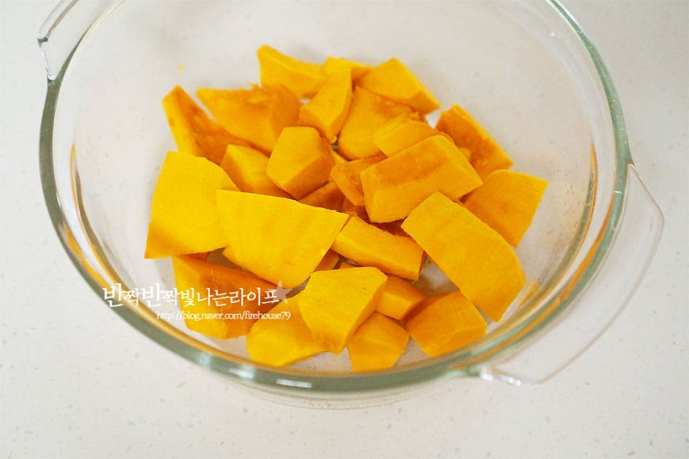 단호박은 반으로 잘라 씨와 속을 긁어서 제거하고 전자레인지 용기에 담아 5분 익혀줍니다. 미니 크기라 전자레인지로 간단하게 쪄주었습니다. 찜기를 사용해도 좋습니다. 부드럽게 익은 단호박을 단술 조금과 함께 핸드블렌더로 갈아줍니다.