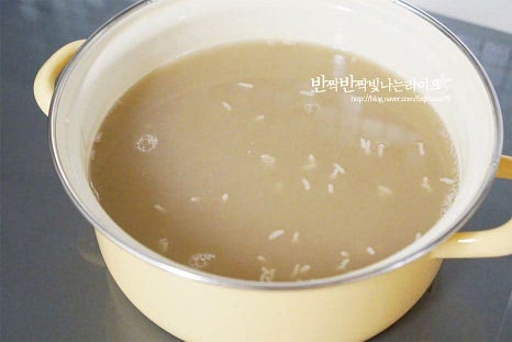 냄비에 삭힌 식혜물을 붓고 단호박 간 것도 함께 넣어줍니다. 생강편 조각도 함께 넣어줍니다. 식혜만들기 과정에서 생강을 약간 넣어주면 은은한 풍미를 더해 맛이 훨씬 더 고급스럽게 맛있어요. 끓기 시작하면 중약 불로 낮추어 10분 정도 끓입니다. 거품이 생긴다면 걷어내고 설탕으로 단맛을 조절해 주세요. 단호박이 달아서 설탕을 조금만 넣어도 달콤해요. 소금 약간 넣으면 단맛 감칠맛이 더욱 좋습니다. 간을 맞추어 완성합니다. 뜨거울 때보다 식으면 단맛이 더 풍부하니 너무 달지 않게 간을 해주세요.