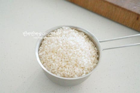 앙금이 가라앉을 동안 고두밥을 지어줍니다. 고두밥과 엿기름을 삭혀 당화 효소의 작용으로 맥아의 단맛과 향을 내어 만드는 식혜는 밥알이 어느 정도 들어가야 단맛이 은은하고 색도 뽀얗고 곱습니다. 전기밥솥을 사용하여 만들 것이라 밥도 바로 지었습니다. 쌀 1컵을 씻은 뒤 물을 평소보다 적게 잡고 고슬한밥으로 설정한 뒤 취사합니다. 찬밥 남는 것이나 즉석밥을 활용해도 좋습니다.