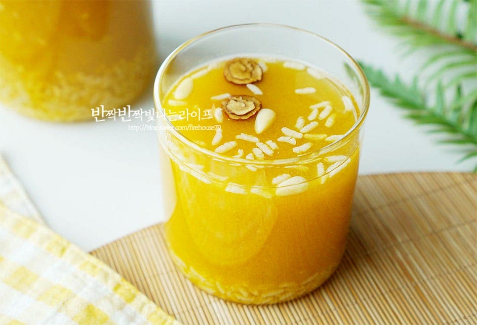 밥알 동동 단호박 식혜를 담기 위해 밥알은 조금 건져내어 찬물에 담갔다가 잔에 담은 식혜에 넣어주면 먹는 내내 밥알이 동동 맛있어요. 대추말이와 잣도 함께 올려주었습니다. 단호박 식혜는 단호박이 들어가 설탕으로 내는 단맛은 줄이고 재료의 은은한 풍미와 단맛이 느껴지는데요. 설탕을 적게 넣어 만들 수 있으며 노란색깔이 맛있어 보입니다. 엿기름물과 고두밥, 설탕을 전기밥솥에 넣고 삭힌 뒤 단호박과 끓여주면 완성하는 레시피를 참고하여 추석에 시원하고 달콤한 단호박 식혜 만드는법 즐겨보세요. 끄읕 !