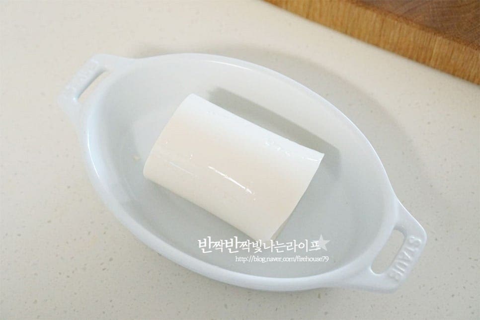 순두부는 1/2봉지를 준비했습니다. 담백하고 고소해서 양념장에 곁들이기만 해도 맛있지만 계란과 같이 먹으면 부들부들 맛과 영양을 같이 챙길 수 있습니다. 순두부는 연해서 부서지기 쉬우니 바로 전자레인지 용기에 담아 숭덩숭덩 먹기 좋게 잘라줍니다. 살짝 으깨서 섞어 만들어도 되지만 크기를 크게 잘라서 재료의 맛을 살려주었습니다. 쪽파는 얇게 송송 썰고 당근도 잘게 다져 썰어줍니다. 들어가는 야채는 대파나 부추, 버섯 등 냉장고 속 자투리 채소를 활용하면 좋습니다.