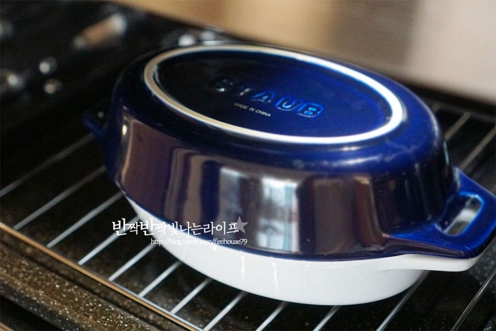 볼록한 그릇을 더거나 랩을 씌운 뒤 2분 30초 먼저 돌려줍니다. 한 번에 익히지 않고 재료의 양이나 익는 정도에 따라 시간을 조절해 주면 됩니다. 2분 30초 정도 익힌 뒤 썰어서 준비해둔 당근과 쪽파를 올려줍니다. 2차로 2분~2분 30초 더 조리해주면 됩니다. 기기의 사양에 따라 시간은 조절해줍니다. 부드럽게 익으면 참기름 2/3 큰 술, 통깨 약간 뿌려 마무리 완성합니다.