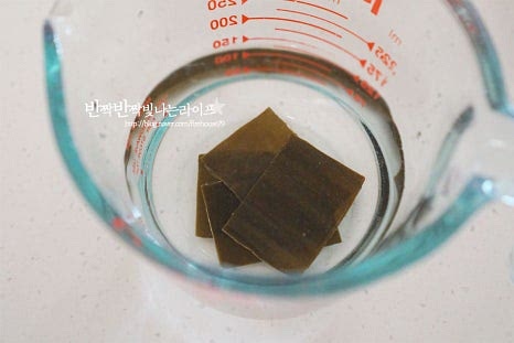 물 120ml 정도 부은 뒤 다시마 사방 4cm 2~3조각을 넣어줍니다. 물로만 만드는 것보다 육수를 우리면 감칠맛이 더 좋습니다. 다시마를 넣고 전자레인지 1분 30초~2분 정도 데워서 다시마육수를 끓입니다.