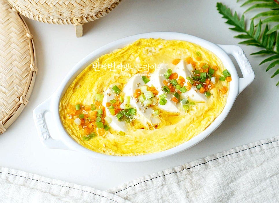 순두부 계란찜 전자레인지로 간단하고 맛있게 완성입니다. 마지막에 고소한 풍미를 더해줘 맛있습니다. 보들보들 순두부까지 더해져 고소한 감칠맛이 좋습니다. 간이 골고루 어우러지도록 잘 섞어서 먹으면 밥반찬으로 먹기도 좋고 부담 없는 한 끼 식사로 먹기도 좋습니다. 간단하고 맛있게 만들어드세요. 끄읕 !