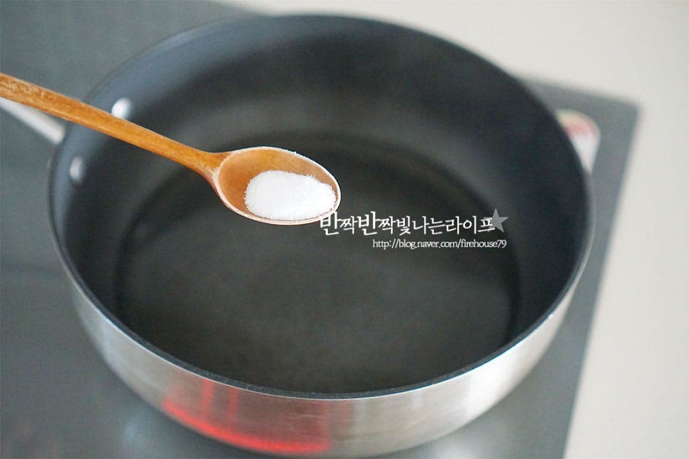 콩나물 삶는시간으로 비린내가 나지 않고 특유의 아삭아삭 식감을 살릴 수 있어요. 먼저 냄비에 물 200~300ml 정도 담고 소금 1/2숟가락 넣어줍니다. 바글바글 끓어오르면 손질해둔 재료를 넣고 삶아줍니다. 바글바글 끓었을 때 넣고 살짝 뒤적여 주어 2분 정도 삶아줍니다. 여기서 팁 한 가지 처음부터 뚜껑을 열고 삶으면 그대로 뚜껑을 열고 삶고 닫고 삶으면 닫고 삶아줍니다. 재료의 맛을 살리기 위해 물의 양은 최소한으로 넣어주시면 되는데요. 냄비 크기에 따라 가감해 주어요. 적은 양의 물로 삶으면 맛도 더 진하고 식감도 좋고 비타민 손실도 막아준답니다. 2분 정도 삶은 뒤 찬물에 헹구어 줍니다. 잔열로 익지 않도록 차갑게 해주었어요.