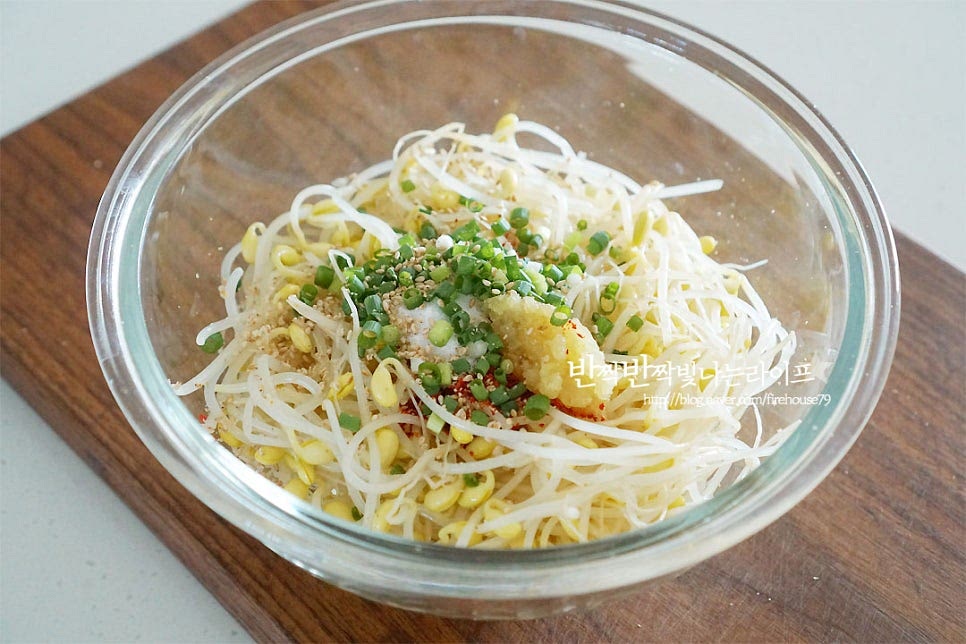 볼에 재료를 담고 양념재료를 넣어줍니다. 색감과 맛이 좋은 실파도 잘게 송송 썰어 같이 넣어주었어요. 고춧가루 1숟가락, 간 마늘 1/2숟가락 국간장 2/3숟가락, 소금 2/3 작은 숟가락 참기름 1숟가락, 통깨 1숟가락 넣어줍니다. 빨간 무침에는 마늘이 약간 들어가면 풍미가 더 좋아요. 국간장 대신 액젓이나 참치액도 좋아요. 조물조물 무침 만들어 줍니다. 바로 만들어 먹기좋게 그릇에 담아주면 아삭아삭 소리부터 기분 좋은 반찬 만들기 뚝딱 완성입니다. 정말 간단하죠~ 영상도 같이 담았어요. 매콤하고 아삭아삭하게 맛보는 맛 빨간맛이 더해져 하얀 나물과는 또 다른 맛의 매력이 있어요. 콩나물무침 레시피 누구나 좋아하는 단골 메뉴 맛있게 만들어 드세요^^ 끄읕 !