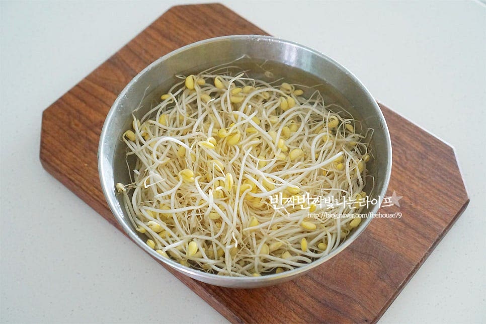 재료를 먼저 다듬어 줍니다. 반찬 중에서도 빠지지 않는 재료인 만큼 한 봉지 사 와서 먹음 가격도 정말 착하고 푸짐해요~ 머리나 꼬리의 상태가 좋지 않은 것은 골라내고 깨끗하게 씻어 주어요. 헹구어 가볍게 물기를 털어줍니다.