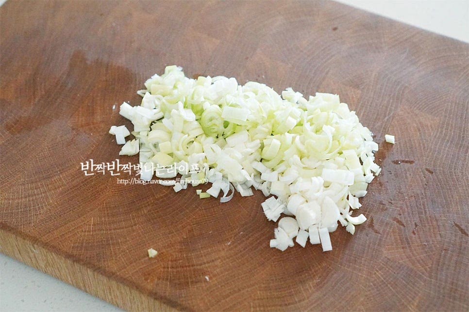 마늘은 넣지 않고 대파로 시원하게 맛을 내는데요. 흰 부분 줄기 위주로 잘게 썰어 준비해둡니다.