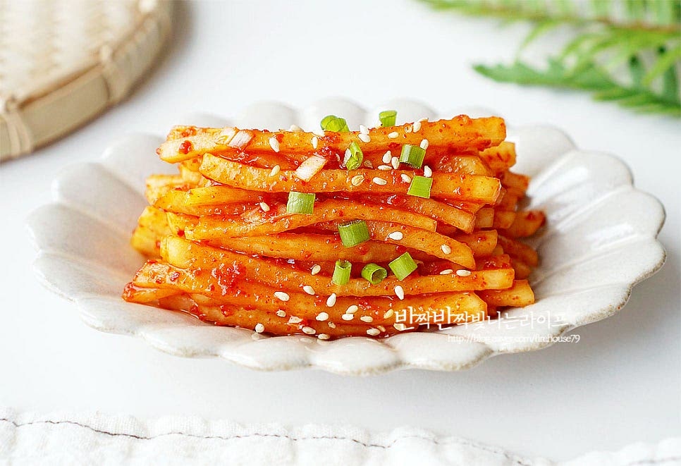 무쳐서 바로 먹어도 좋고 하루 냉장고에 넣어 숙성해 드셔도 맛이 깊어요. 양념 재료를 조리 순서에 맞게 넣어가며 버무려주면 아삭하고 감칠맛 나게 완성입니다. 비빔밥이나 국수랑 먹어도 좋으며 수육 김치로 곁들여도 좋아요. 영상도 같이 담았어요. 아삭아삭 새콤달콤 매콤한 맛이 무생채 황금레시피로 실패가 없어요. 일정한 두께로 채 썬 무에 설탕 간을 한 뒤 고춧가루와 간장, 액젓, 식초의 양념과 다진 파를 넣고 맛있게 버무립니다. 레시피 따라 맛있게 만들어드세요. 끄읕 !