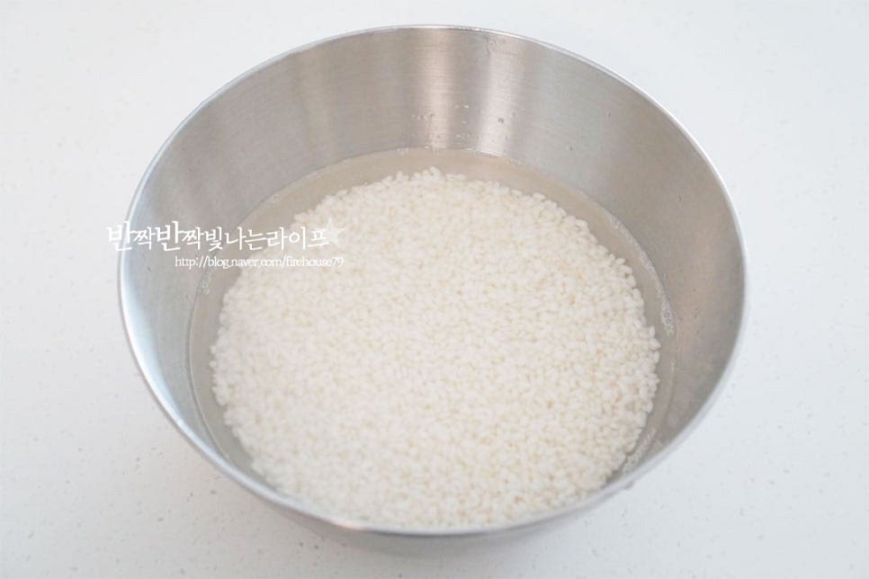 재료 손질을 먼저 시작합니다. 찹쌀 500g 정도를 준비한 뒤 씻어서 4시간 이상 충분히 불려주세요. 불린 찹쌀은 채반에 밭쳐 물기를 제거해 준비합니다.
