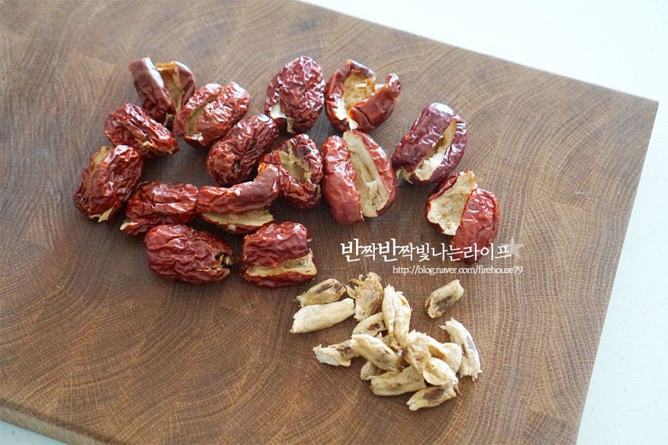 건대추는 15개를 준비한 뒤 가운데 씨를 중심으로 과육을 돌려 깎아 씨와 분리해 줍니다. 돌려깎은 과육 2개 정도는 고명을 사용할 것이라 따로 빼서 돌돌 말아 대추말이 고명을 만듭니다. 중간 부분의 모양이 예쁜 부분만 크기를 맞춰 썰고 나머지 대추는 밥물 만드는데 넣어줄 것입니다.