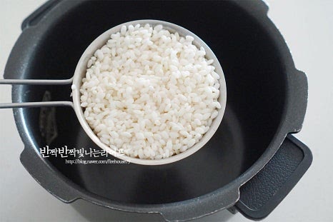 재료들이 준비가 되면 밥솥에 불린찹쌀과 깐 밤, 호박씨, 호두를 넣고 약밥물을 부어줍니다. 약밥물은 따로 양을 정하지않고 쫀득한 정도에 따라 입맛에 맞게 조절하는 것이라 저는 찹쌀과 동량으로 넣었습니다. 견과류가 들어가서 고소하고 오독오독 식감이 있어요.