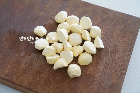 깐밤은 크기에 따라 큰 것은 반으로 자르고, 호두와 호박씨, 은행은 마른 팬에 볶아줍니다. 한번 볶아서 사용해야 호두의 기름 쩐내없이 고소한 맛을 낼 수 있습니다. 우리 가족은 은행을 좋아하지 않아 생략하고 밤을 조금 더 넉넉하게 넣었습니다.