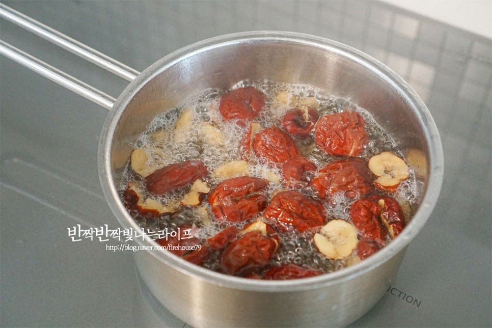 알토란 약밥 만들기 꿀팁은 대추물을 끓여 만드는 것입니다. 냄비에 물 4컵을 붓고 남은 대추 과육 13개 분량과 씨 15개를 넣고 20분 정도 끓입니다. 건대추씨에 붙은 과육까지 활용하면 은은한 대추 향과 부드러운 달큼함을 살릴 수 있어요. 저도 약밥에 대추물을 사용하는데 단맛 풍미가 훨씬 깊답니다. 20분간 끓인 물을 체에 밭쳐준 뒤 체에 남은 건더기를 주걱으로 으깨어가며 진액을 내어줍니다. 대추물 2½ 컵에 간장 3 큰 술, 흑설탕 3/4컵을 부어줍니다. 흑설탕으로 진한 색과 향을 더해줍니다. 한소끔 끓여 불을 끕니다. 한번 끓이면 설탕을 녹이고 간장의 잡내를 날릴 수 있습니다. 간에 따라 단짠 양념을 조절해 주셔도 좋습니다. 저는 조금 싱거운 것 같아 소금과 간장을 추가했어요.