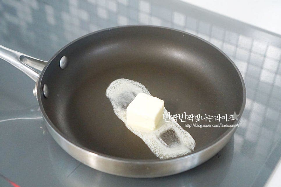 달군 팬에 버터를 녹여줍니다. 버터가 녹으면 삶은 알감자를 넣고 노릇노릇하게 구워줍니다. 바삭바삭하게 튀기듯이 구워주시면 만들었을 때 씹는 맛이 좋습니다. 타지 않도록 불 조절을 하여 겉을 노릇하게 구워줍니다.