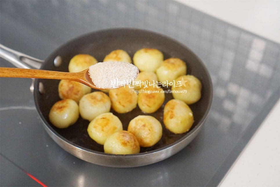 겉의 색이 갈색빛으로 구워지면 황설탕 2 큰 술, 소금 1/2 작은 술 넣어줍니다. 설탕과 소금을 같이 넣어 단맛 감칠맛을 풍부하게 간을 해주는데요. 취향껏 단맛과 짠맛은 조절해 주세요. 코팅되듯이 간이 스며들면 마무리해 줍니다. 먹음직스럽게 파슬리가루 약간 뿌려 그릇에 담아 드시면 됩니다. 영상도 같이 담았어요. 동글동글 뜨거울 때 호호 불어가며 겉바속촉의 맛은 별미가 따로 없는데요. 알감자요리 중에서도 휴게소감자가 중독성 있게 맛있는 것 같아요. 포슬한 식감을 살리기 위해 먼저 삶아 익혀준 뒤 버터로 바삭하게 구운 뒤 달콤 짭조름하게 간을 해주면 온 가족이 좋아하는 맛이 완성되어요. 알감자버터구이 맛있는 레시피로 드세요^^ 끄읕 !