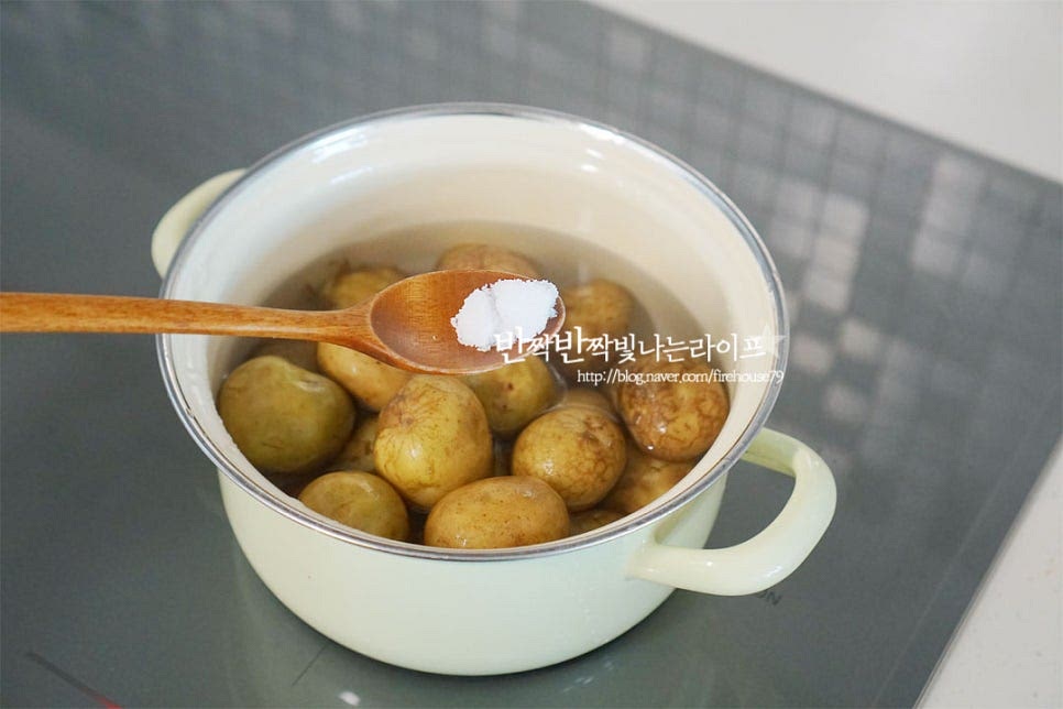 알감자는 깨끗하게 씻은 뒤 2/3 정도 잠기게 물을 붓고 소금 1 작은 술 넣고 삶아줍니다. 중불에서 10분, 약불로 5분 정도 완전히 익혀 삶아줍니다. 크기에 따라 시간은 가감하여 주세요. 삶은 감자는 껍질을 벗겨줍니다. 기호에 따라 껍질 그대로 드셔도 좋습니다.