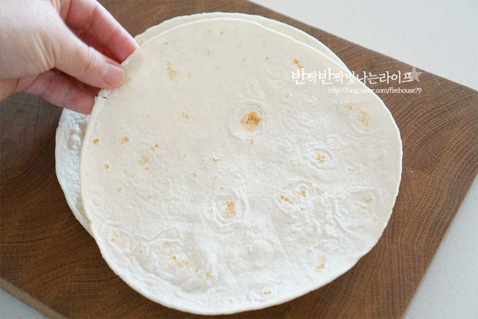 피자를 만들 때 밀가루를 반죽하는 도우 대신 얇고 담백한 또띠아를 활용하면 집에서 간단한 레시피로 요리할 수 있어요. 방울토마토는 꼭지를 제거한 뒤 식초물에 흔들어 세척하여 물기없이 반으로 잘라줍니다. 바질과 토마토가 잘 어울려 토핑재료로 곁들였어요.