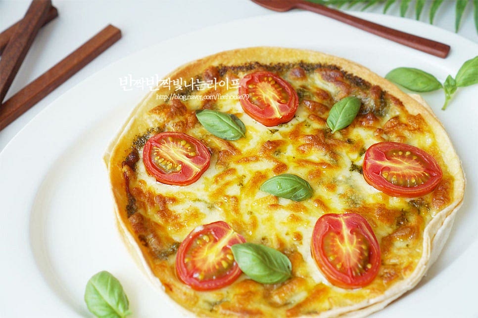 완성한 또띠아피자 위에 바질잎을 올려 마무리해요. 생바질은 없다면 생략가능합니다. 취향에 따라 여러가지 토핑 재료를 곁들일 수 있는 레시피로 피자만들기를 간단하게 즐길 수 있어요. 영상도 같이 담았어요. 간단한 또띠아 요리로 바삭한 식감과 담백 고소하면서도 향긋한 풍미를 맛볼 수 있어 아이들 간식이나 술안주 겸 식사 메뉴로 좋답니다. 또띠아피자 만들기 맛있게 요리해드세요. 끄읕 !