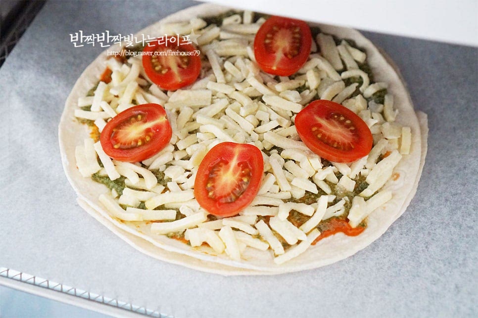 에어프라이어 또는 오븐, 전자레인지나 프라이팬으로 구워주는데요. 간편하게 에프에 구웠습니다. 에어프라이어 180도 10분 구워줍니다. 피자치즈가 녹을 정도로 구워주는데요. 기기의 사양에 따라 온도와 시간을 조절해주세요. 치즈가 고소하게 녹고 노릇노릇 바삭하게 잘 구워졌어요.