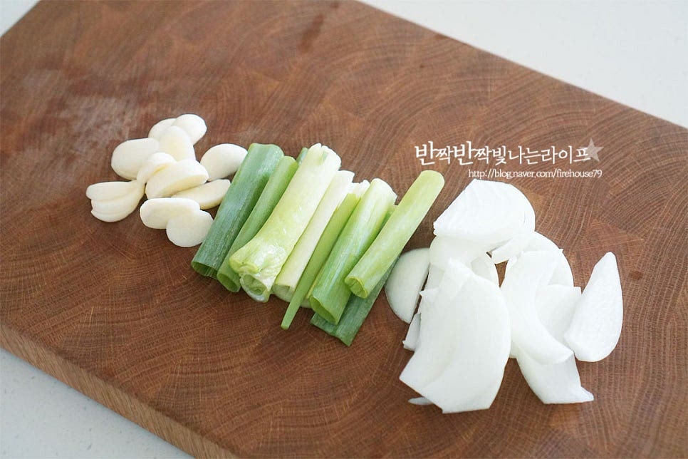 양파는 채 썰고 대파는 길게 반으로 가른 뒤 5cm 길이로 큼직하게 썰어줍니다. 마늘은 편으로 썰어주세요. 부추도 먹기 좋게 4~5cm 길이로 자르고 홍고추는 어슷하게 썰어줍니다. 매운맛을 좋아한다면 청양고추를 썰어도 좋습니다.