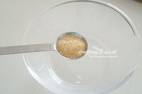 소금구이나 간장 양념에 볶아 먹어도 맛있지만 매콤하게 만들면 채소와 곁들여 먹다가 밥을 볶아먹어도 잘 어울려요. 넉넉한 크기의 볼에 고추장 2 큰 술, 굴소스 1/2 큰 술 고춧가루 3 큰 술, 진간장 2 큰 술 황설탕 1 큰 술, 올리고당 1 큰 술 맛술 2 큰 술, 생강술(청주) 2 큰 술 간 마늘 1 큰 술, 생강가루 약간 참기름 1 큰 술, 후추 약간 넣어줍니다. 누린내가 나지 않도록 생강가루와 마늘을 더하고 고추장과 설탕으로 매콤 달콤한 감칠맛을 더해줍니다. 입맛에 따라 간을 조절해 주세요. 부재료와 같이 볶아먹을 것이라 양념은 조금 넉넉하게 만듭니다. 고춧가루가 풀어지고 설탕이 녹을 수 있도록 잘 섞어줍니다.