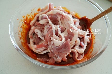 양념에 손질해둔 오리고기를 넣고 조물조물 주물러줍니다. 손으로 주물러 간이 잘 밸 수 있도록 해주는 조리방법으로 오리주물럭을 만들어줍니다. 바로 주물러 구워도 되지만 미리 간을 해두면 숙성되어 깊은 맛이 납니다.