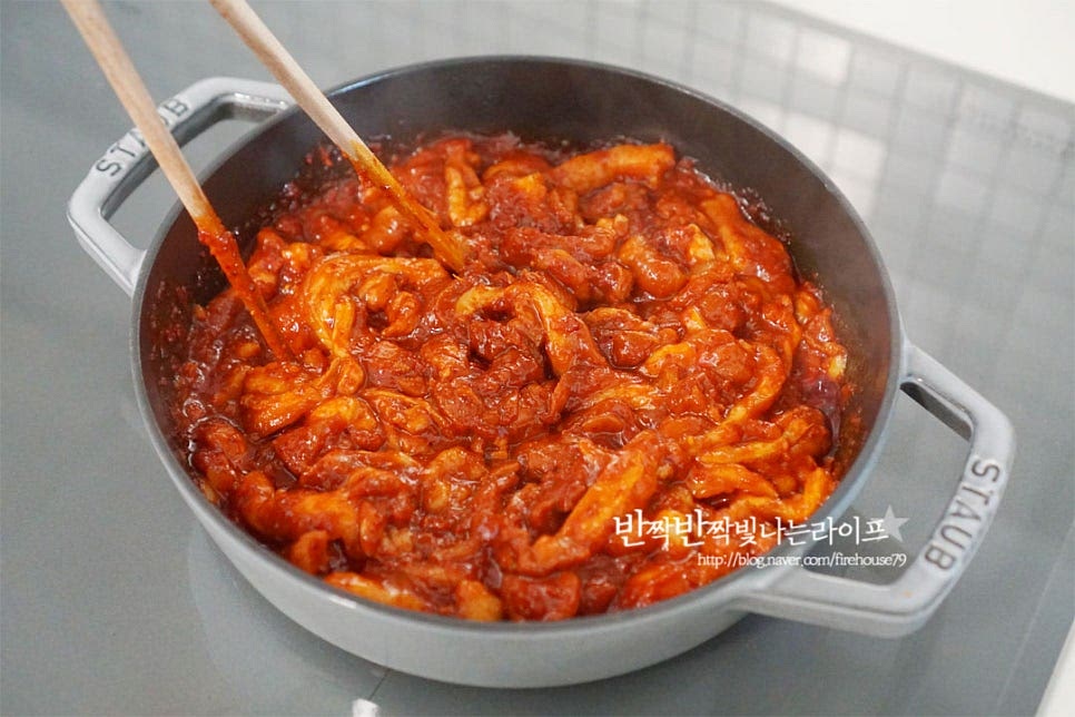 달군 팬에 양념한 고기를 올려 구워줍니다. 지글지글 소리가 나기 시작하면 눌어붙지 않게 저어가며 볶아줍니다. 익기 시작하면서 오리기름이 나오기 때문에 따로 식용유를 두를 필요 없이 처음 소스가 타지 않게 구워주면 됩니다. 고기가 2/3 이상 익으면 양파와 마늘을 넣고 함께 볶아줍니다. 양파가 투명해지고 거의 다 익으면 대파와 고추, 부추를 넣고 마무리합니다. 부추는 금방 익기 때문에 마지막에 넣어야 무르지 않게 어우러집니다. 그 외 단호박, 감자, 파프리카, 버섯 등 좋아하는 재료를 넣어주셔도 좋습니다.