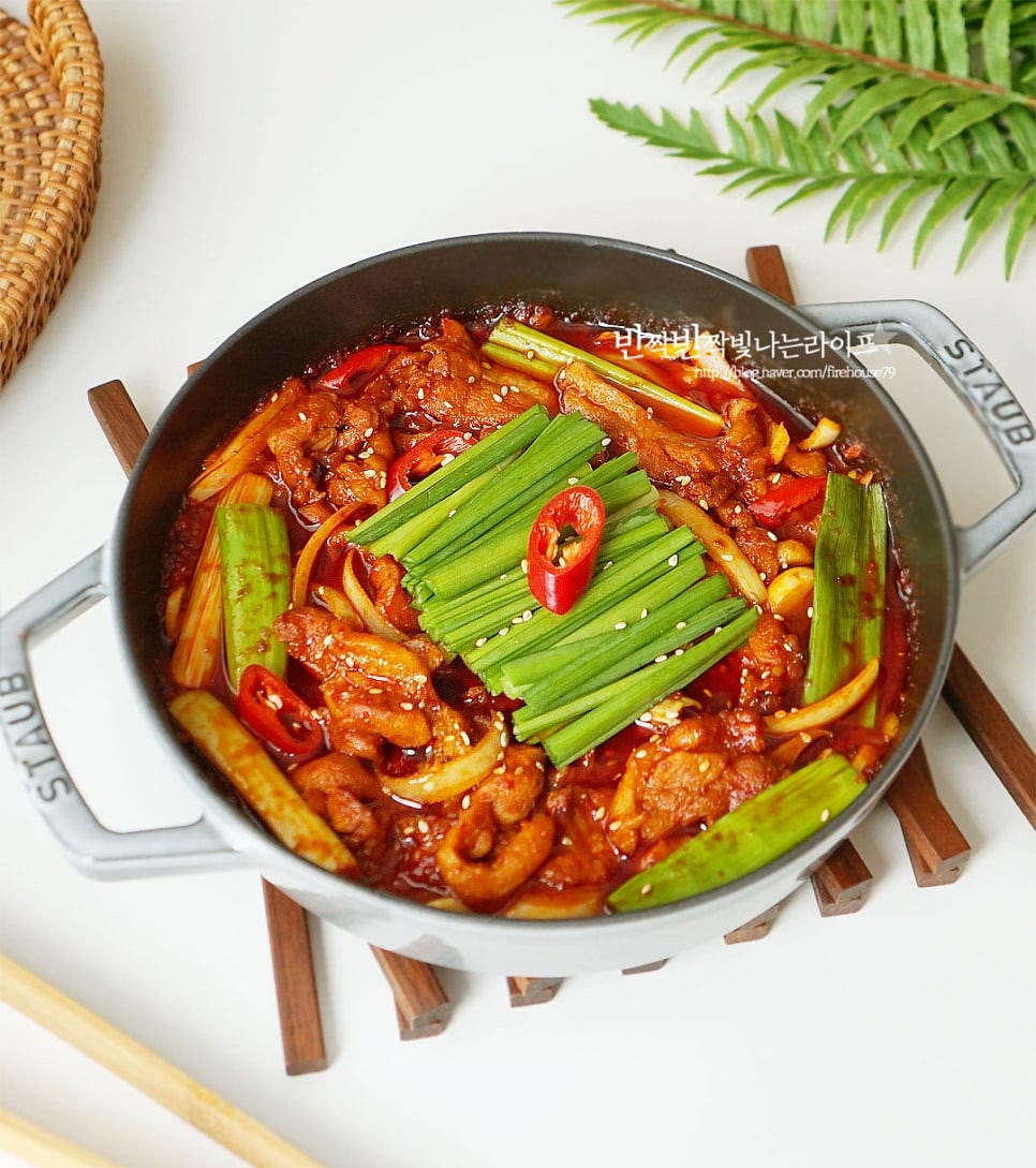 먹기 전에 통깨 약간 뿌려 완성합니다. 오리주물럭 양념이 부추와 잘 어울려 부추를 넉넉하게 곁들이거나 상추나 깻잎같은 쌈야채를 준비하면 푸짐하게 맛볼 수 있습니다. 영상도 같이 담았어요. 오리고기로 맛있게 볶아 준비해서 온 가족이 든든하게 먹었어요. 생오리로 만들어 부드럽고 촉촉하면서 쫄깃한 식감이 느껴지며 먹을수록 매콤함에 고소한 맛이 깊어 마지막에 밥을 볶아먹어도 좋아요. 오리불고기 양념 레시피로 맛있게 만들어드세요. 끄읕 !