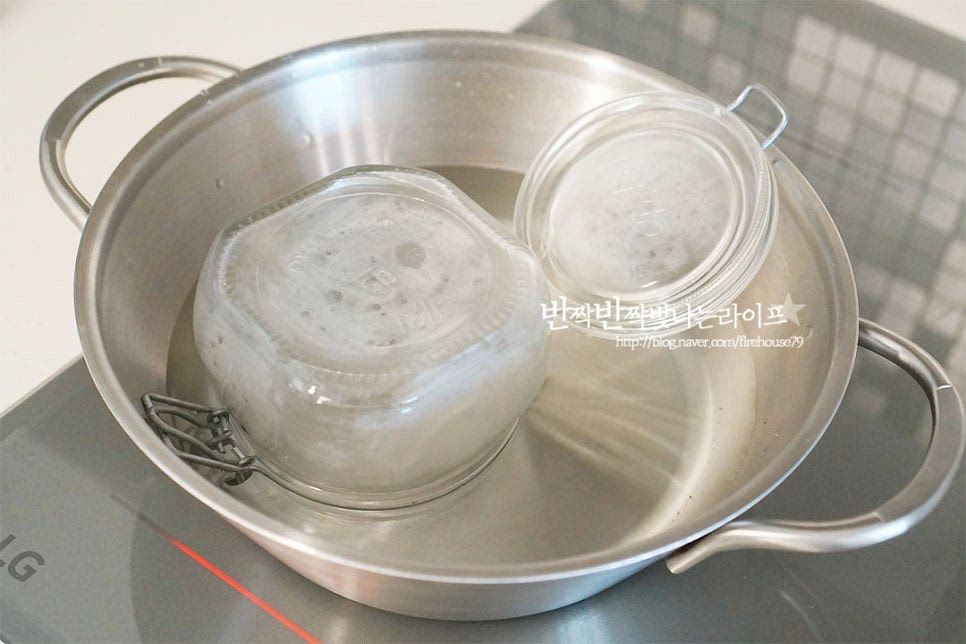 보관할 유리병은 열탕소독하여 식히면서 물기를 완전히 날려줍니다. 소독한 유리병에 담아 냉장 보관해줍니다. 설탕량에 따라 한달에서 서너달까지 넉넉하게 두고 드실 수 있어요. 덜어 드실 때는 이물질이 들어가지않도록 깔끔하게 덜어드시면 됩니다. 쫀득한 젤리같은 투명빛과 한입 먹어보면 달콤하게 퍼지는 향과 식감이 매력이에요. 빵은 물론 비스켓에 올려먹어도 별미고요. 무가당 요거트에 곁들여도 꿀맛이에요. 영상도 같이 담았어요. 새콤달콤한 향이 가득 여기에 시나몬의 은은한 풍미까지 맛이 없던 사과도 다시 살아난 사과쨈 만드는 법 입니다~ 사과잼 만들기 맛있게 만들어 드세요^^ 끄읕 !