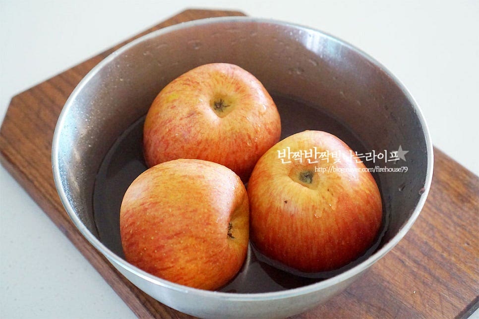 사과는 식초나 베이킹소다로 씻어줍니다. 물기를 완전히 제거하여 줍니다. 과도로 껍질을 깍아준 뒤 반으로 잘라줍니다. 가운데 씨부분은 넉넉하게 잘라내어 주어요. 곱게 채를 썬 뒤 잘게 썰어줍니다.