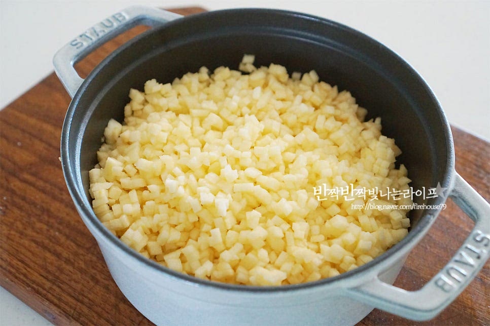 잘게썬 과육을 냄비에 담아줍니다. 3개를 썰어보니 대략 530g 정도입니다. 과육의 양에 따라 설탕량을 조절하여 주시면 되는데요. 잼을 만들 때 가장 포인트는 설탕량을 조절하는 것이죠. 앞서 말한대로 보관 기간이나 당도에 따라 그 양을 가감하여 주시면 됩니다. 보통 과육의 30~50% 정도로 잡아주시면 되고, 장기보관을 하신다면 넉넉하게 70% 정도로 넣어주심 됩니다. 저는 대략 260g 정도 넣어주었어요. 가볍게 버무려 줍니다. 설탕입자가 고운걸 넣어서 재료에서 나오는 과즙으로 금새 어우러져요.