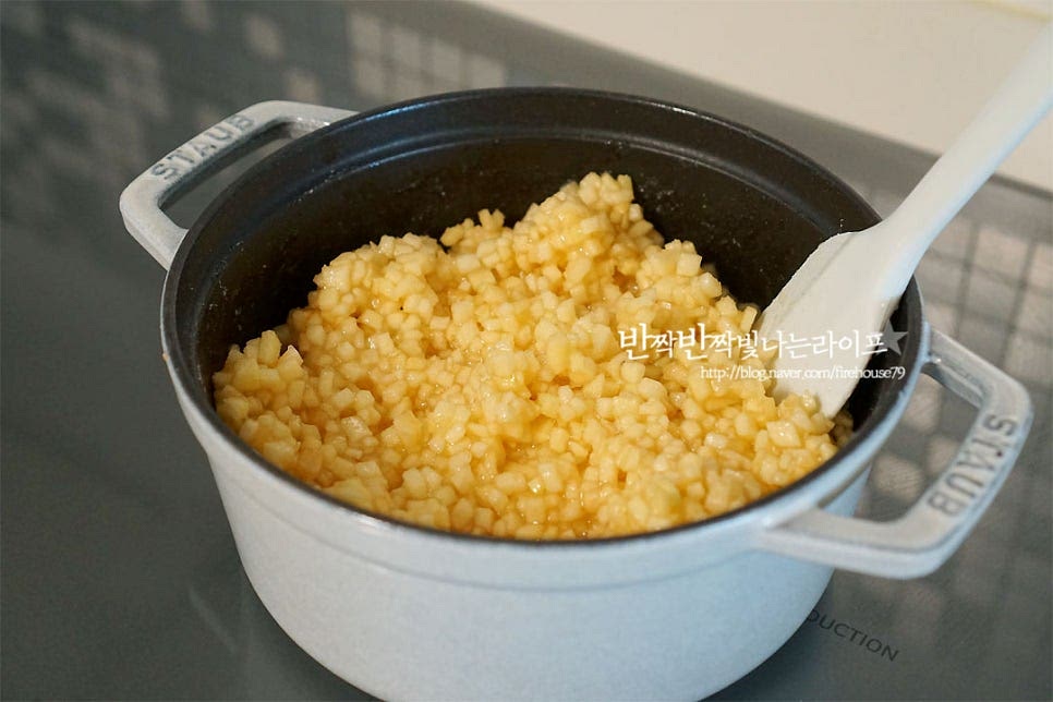 설탕이 녹고 재료가 가진 과즙이 나올 수 있도록 약불에서 끓여줍니다. 처음부터 센불로 끓이면 타버리기 쉬워요. 약불에서 재료의 수분을 충분히 내어준 뒤 졸이듯이 끓여주시면 됩니다. 약불에서 끓이다 적당히 수분이 생기면 뚜껑을 덮고 20분 이상 끓여줍니다. 중간중간 눌어붙지않도록 저어주고요~ 수분이 나오면서 과육이 투명빛이 돌기 시작하면 레몬즙을 넣어줍니다. 풍미가 좋도록 생과를 즙을 내어주었어요. 시판용 넣으셔도 됩니다. 레몬이 들어가면 향긋함도 좋고 특유의 젤리같은 쫀득한 식감이 살아나요. 중간중간 저어가며 중불로 계속 끓여줍니다. 점점 농도가 짙어지면서 전체적으로 투명빛이 돌아요. 수분이 거의 조려졌을 쯤 시나몬 파우더를 넣어줍니다. 이건 취향껏 생략 가능한데요. 아주 약간이라도 넣어주면 그 풍미가 훨씬 깊어진답니다^^ 전체적으로 투명해지면서 수분이 거의 다 날아가면 마무리해줍니다. 식으면 더 찐득한 느낌이 되어요.