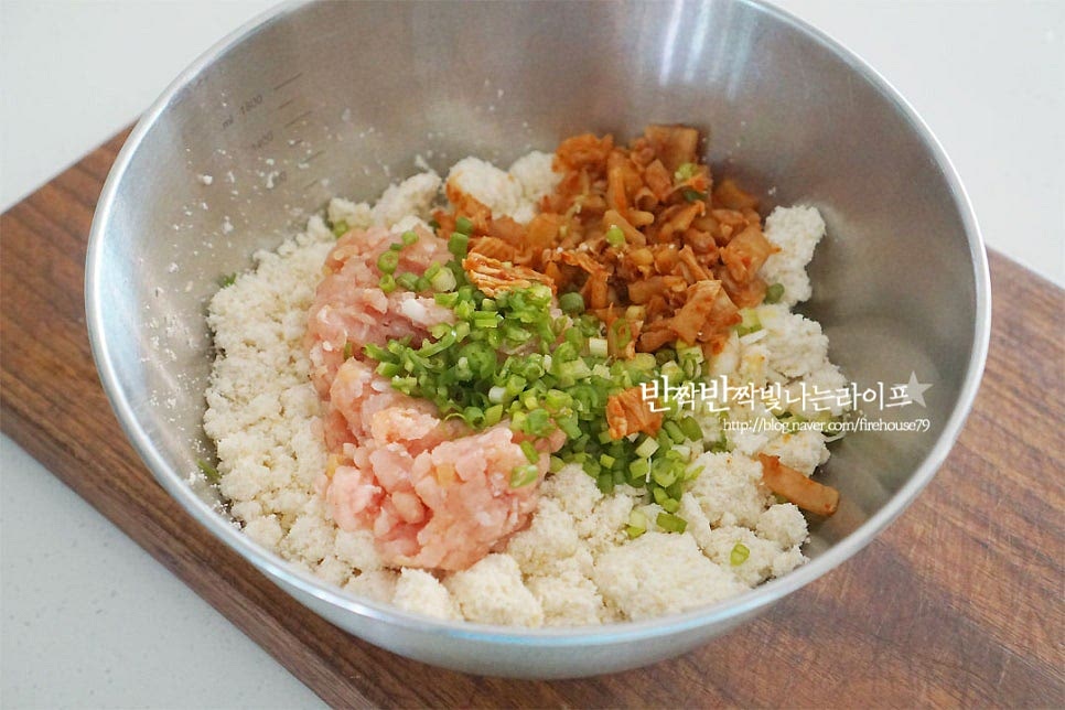 볼에 콩비지, 다진 김치 다진 쪽파와 고추, 밑간 한 고기를 넣어주어요. 청양고추 잘게 다져셔 넣어 매콤한 맛을 더해주었어요. 고추가 들어가면 개운하니 중간중간 맛이 좋아요. 매운맛 기호에 따라 넣어주시면 됩니다. 소금 1/2 작은 술 넣어주고요. 계란 2개, 부침가루 4 큰 술 물 1컵을 부어 반죽을 만들어요. 물은 한 번에 모두 넣지 않고 넣어가며 농도를 조절해 주시면 됩니다. 반죽 농도는 부드러운 정도로 맞추어 물을 넣어 만들어 주시면 됩니다.