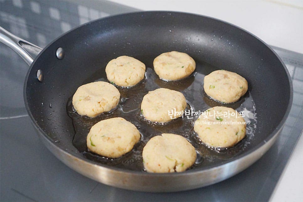 달군 팬에 식용유 넉넉히 두르고 반죽을 동그랗게 올려줍니다. 속까지 잘 익을 수 있도록 중약불에서 노릇노릇하게 구워주시면 됩니다. 노릇노릇하게 구워 따뜻하게 바로 먹음 겉바속촉 식감에 부드러운 고소함이 입안 가득 맛있답니다. 콩의 진한 구수함이 제대로에요~ 영상도 같이 담았어요. 영양만점 콩비지요리 전으로 구워 먹음 고소함이 더 맛있답니다. 콩비지전 만드는 법 맛있게 만들어 드세요^^ 끄읕 !
