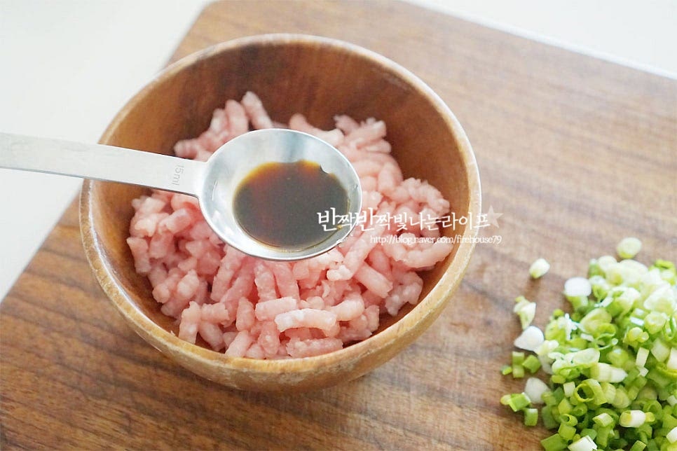 다진 돼지고기를 같이 넣어 고소함을 살려주었는데요. 고기가 들어가면 완자전 같이 고소하고 부드러워요. 고기는 가볍게 밑간을 해줍니다. 간장 1/2 큰 술, 간 마늘 1/2 작은 술 후추 약간 넣고 조물조물 간이 스며들도록 버무려줍니다.