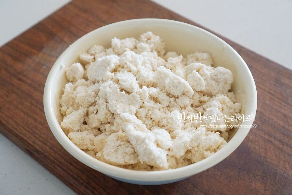 콩비지에 따라 반죽 농도를 맞추어 주시면 되는데요. 저는 수분이 없는 것이라 물을 넣어 반죽해주었는데 걸쭉한 비지라면 반죽을 만들어보고 물을 생략 또는 가감해 주셔야 합니다. 잘 익은 김치는 잘게 썰어줍니다. 김치가 들어가면 마치 녹두전을 먹는 것 같은 기분도 드는 게 특유의 구수한 맛에 개운함을 더해주어 별미에요~ 쪽파는 잘게 썰어줍니다. 쪽파만 넣어주었는데 기호에 따라 대파, 당근, 버섯, 부추 등 잘게 썰어 넣어주셔도 좋아요.