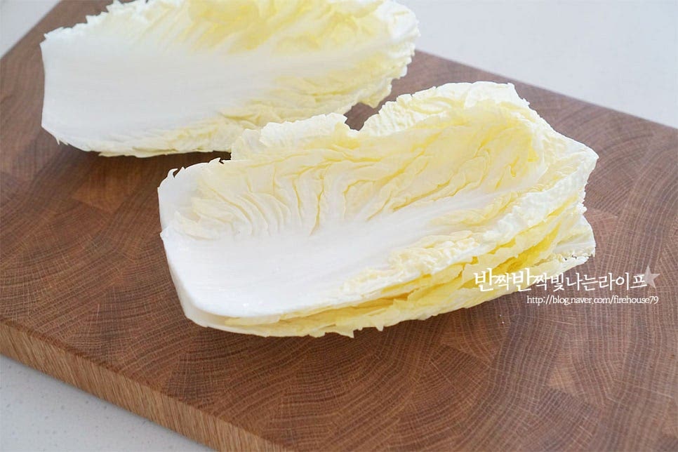 알배기 배추 노란 속대 6장 정도 준비했어요. 안쪽 연한잎이라 된장국에 넣어 끓이면 부드럽고 달큰한 맛이 좋아요. 조금 질긴 겉의 초록 잎이라면 한번 데친 뒤 국에 넣어주는 게 식감이 보드랍고 풋내가 나지않아요. 심지 부분은 잘라내고 흐르는 물에 꼼꼼하게 씻은 뒤 물기를 털어주고 길게 반으로 자른 뒤 일정한 크기로 잘라줍니다. 한입에 먹기 좋도록 썰어주는데 배춧잎 크기에 따라 썰어주세요. 시원한 맛을 더해주는 무는 조금 작게 나박하게 썰어주고, 대파와 고추는 송송 썰어줍니다. 매콤 칼칼한 맛을 좋아한다면 청양고추와 나중에 양념재료에서 고춧가루를 더해주셔도 좋은데요. 저는 아이와 다같이 먹을 것이라 구수한 맛에 집중하여 끓였습니다. 채소가 들어가는 배추된장국에 푸짐함을 더해주는 두부도 넣었어요. 고소하게 단백질을 채워주어 영양적으로도 챙겨 먹기 좋습니다. 두부는 사방 1.5cm 크기로 잘라줍니다.