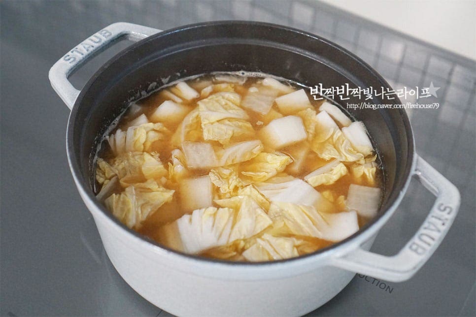 끓어오르면 알배기를 넣어줍니다. 배추가 절반 이상 익을 수 있도록 푹 끓여줍니다. 익으면서 달큰하고 시원한 맛이 깊어진답니다. 알배기배추가 숨이 죽어 투명 빛이 돌며 절반 이상 익으면 참치액 1 큰 술을 넣어줍니다. 된장맛이 구수하게 우러난 상태로 약간의 참치액만 더해주어도 감칠맛을 더욱 살릴 수 있어요. 다시 끓어오르면 두부도 넣어줍니다. 두부를 넣고 2~3분 끓인 뒤 대파와 홍고추를 넣고 마무리 완성해요. 한창 배추가 달고 맛이 있는 철이라 별것 없이 육수에 된장 풀어서 배추국을 끓이기만 해도 맛이 좋은데요. 뜨끈한 국물과 밥을 먹고 나면 속도 든든하고 내내 편안하답니다. 영상도 같이 담았어요. 육수에 적당량의 된장을 곱게 풀어 향신 재료와 함께 달큰한 알배추를 먹기좋게 잘라 넣고 구수하고 시원하게 끓여 완성하는 레시피로 누구나 부담없이 먹기 좋은 국요리랍니다. 알배기 배추 된장국 끓이는법 깊은 구수한 맛 살려 맛있게 요리해드세요. 끄읕 !